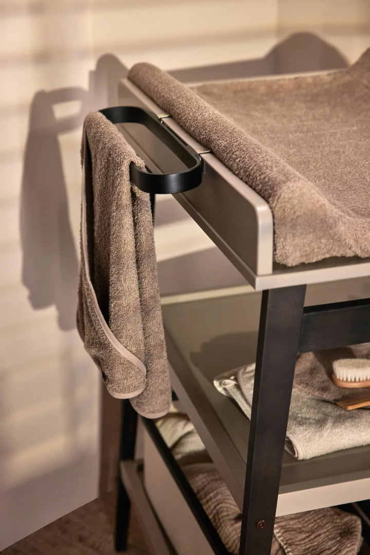 Quax handdoek houder voor luiertafel in bamboe en katoen, compact en stijlvol ontwerp.