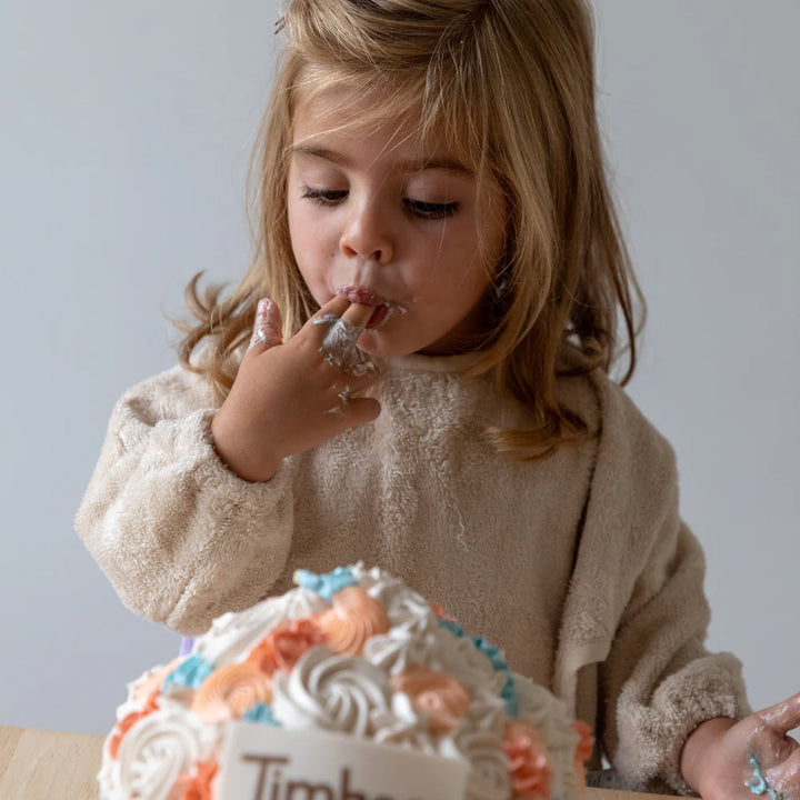 Timboo mouwslab in Riviera Blue voor kinderen, biedt bescherming tijdens eten en knutselen