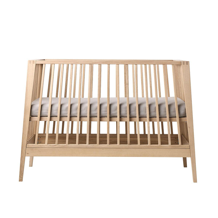 Leander Linea babybed 60x120 in eik Scandinavisch design