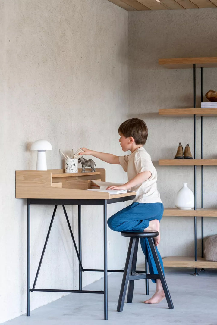 "Hai No Ki Bureau in Natural Ash met zwart stalen onderstel en ruim essenfineer blad, ideaal voor moderne werkplekken"