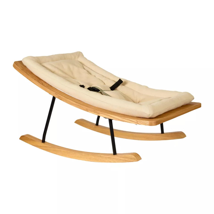 Quax Relax Rocking Baby Bouncer in beige met houten frame.