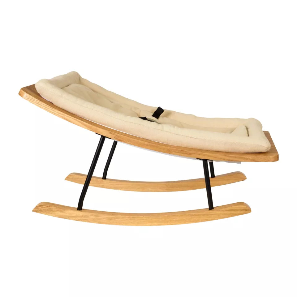 Quax Relax Rocking Baby Bouncer in beige met houten frame.