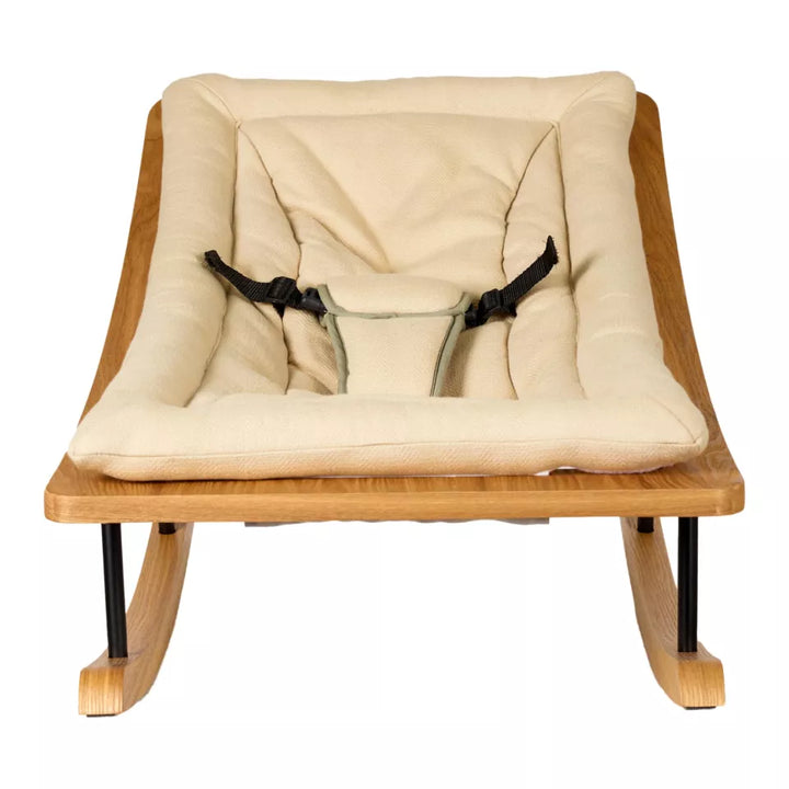 Quax Relax Rocking Baby Bouncer in beige met houten frame.