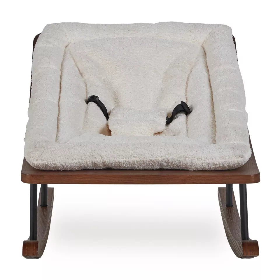 Quax Rocking Baby Bouncer in Bouclé, essen houten frame, afneembare en wasbare hoes.