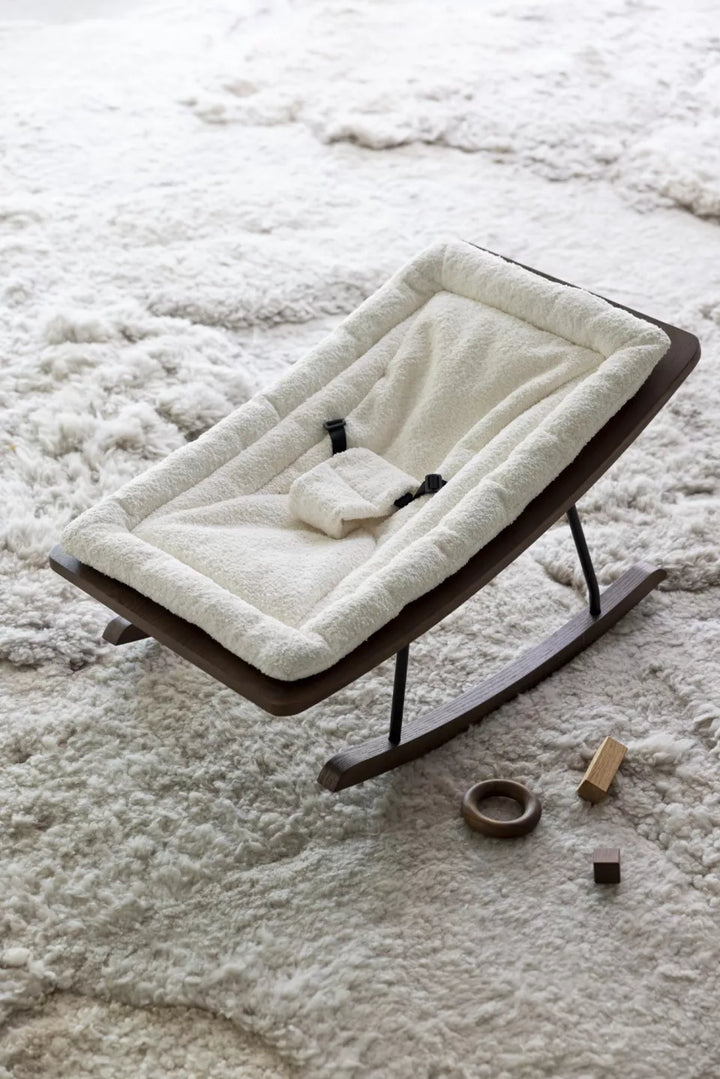 Quax Rocking Baby Bouncer in Bouclé, essen houten frame, afneembare en wasbare hoes.