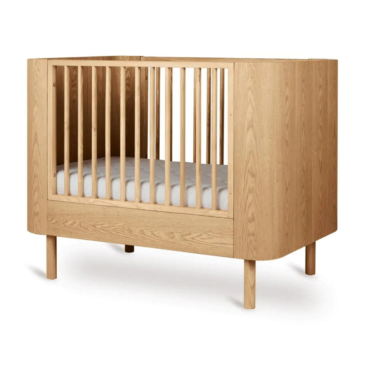 Quax Yume Bed 70 x 110 cm in Natural Ash, met organische rondingen en omvormbaar tot junior bed, serene en tijdloze kinderkamer stijl