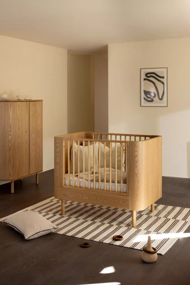 Quax Yume Bed 70 x 110 cm in Natural Ash, met organische rondingen en omvormbaar tot junior bed, serene en tijdloze kinderkamer stijl