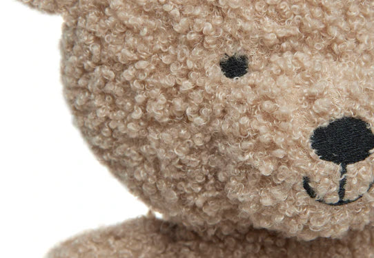 Knuffel Teddy Bear Biscuit van Jollein, gemaakt van zachte bouclé stof, met stevig zittende houding