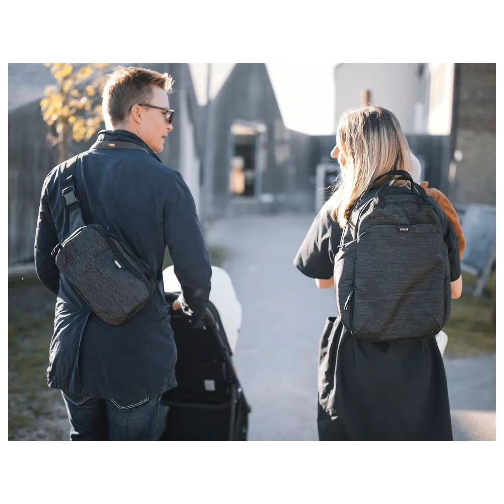 Thule Verzorgingsrugzak Black, veelzijdige rugzak met afneembare cocon, verschoningsmat, en ruime opbergvakken.