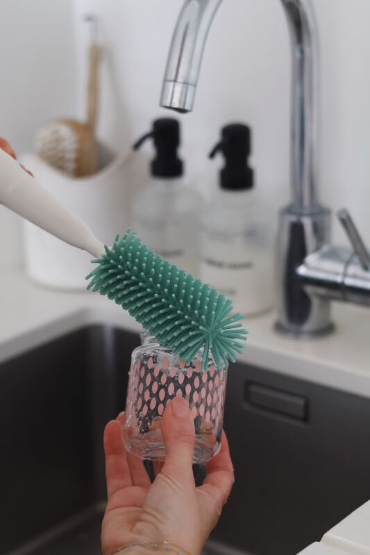 Groene siliconen flessenborstel van Béaba met ophangoog en mini-reinigingsopzetstuk