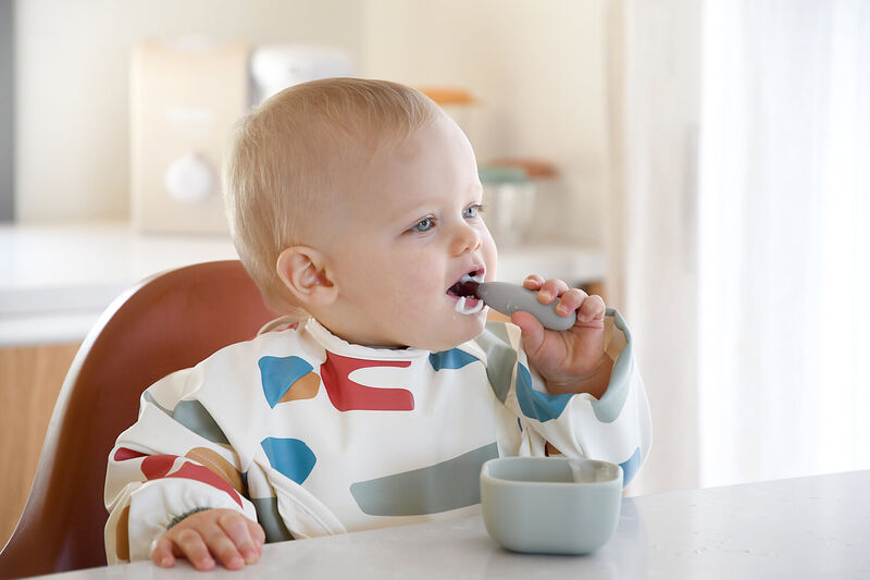 Béaba vork en lepel set voor baby’s in Velvet Grey met ergonomisch handvat.
