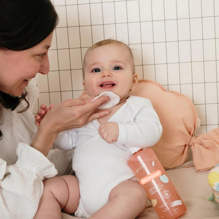 Monjour Reinigingswater 400ml met biologische aloë vera voor zachte reiniging van baby's gezicht, lichaam en zitvlak.