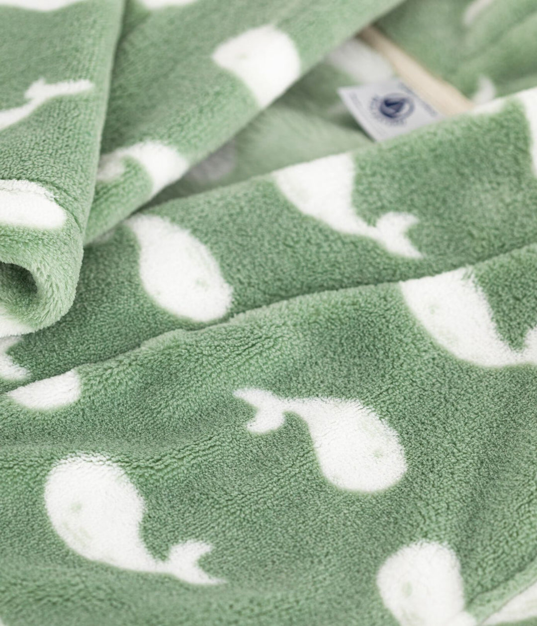 Petit Bateau fleece badjas met walvissenprint in Saule / Marshmallow