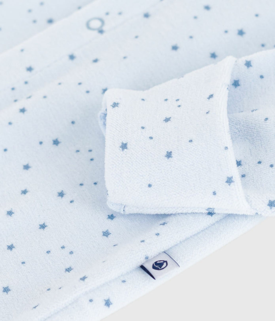Petit Bateau baby pyjama met sterrenprint in blauw en wit