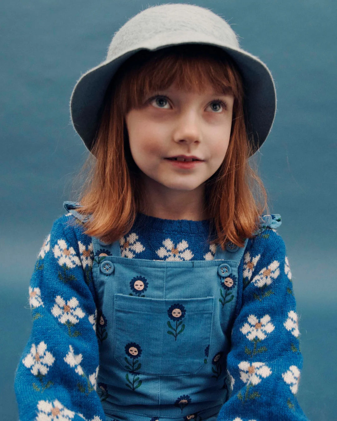 Blauwe babytrui van Emile et Ida met witte madeliefjes en ronde hals