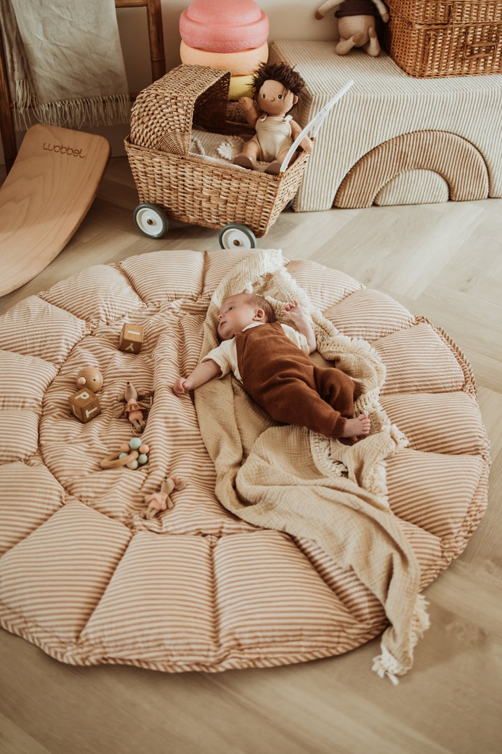 Play & Go Speelmat Bloom Stripes Brown, omgevormd tot babynestje en opbergzak, ideaal voor baby’s