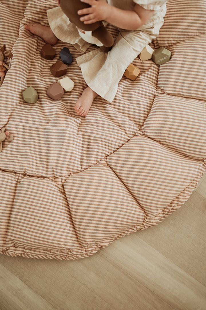 Play & Go Speelmat Bloom Stripes Brown, omgevormd tot babynestje en opbergzak, ideaal voor baby’s