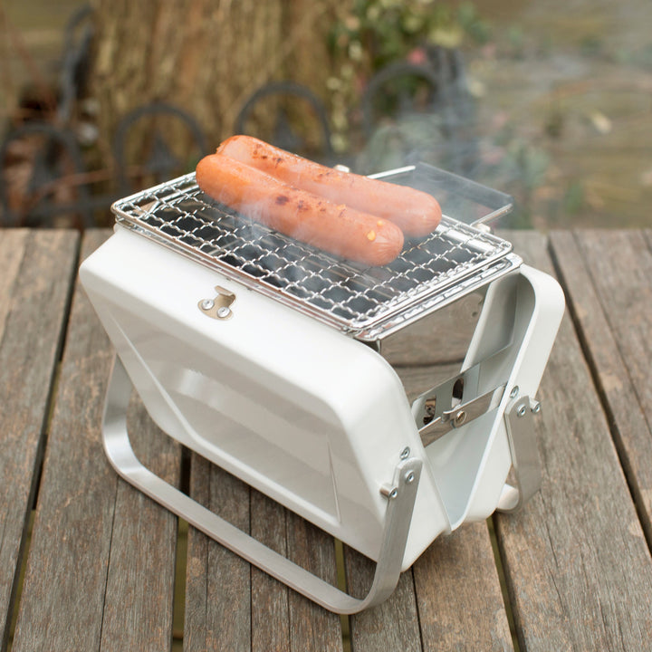 Kikkerland Compacte Barbecue Briefcase Small, draagbare houtskoolgrill gemaakt van hoogwaardig staal, ideaal voor buitengrillen