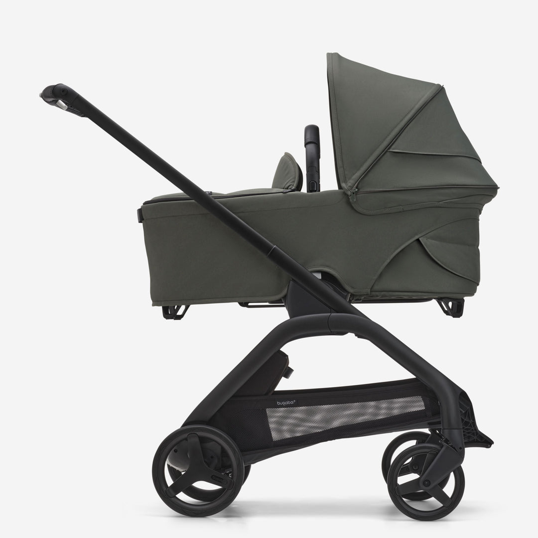 Bugaboo Dragonfly draagmand in Forest Green met breezy paneel en zachte stoffen.