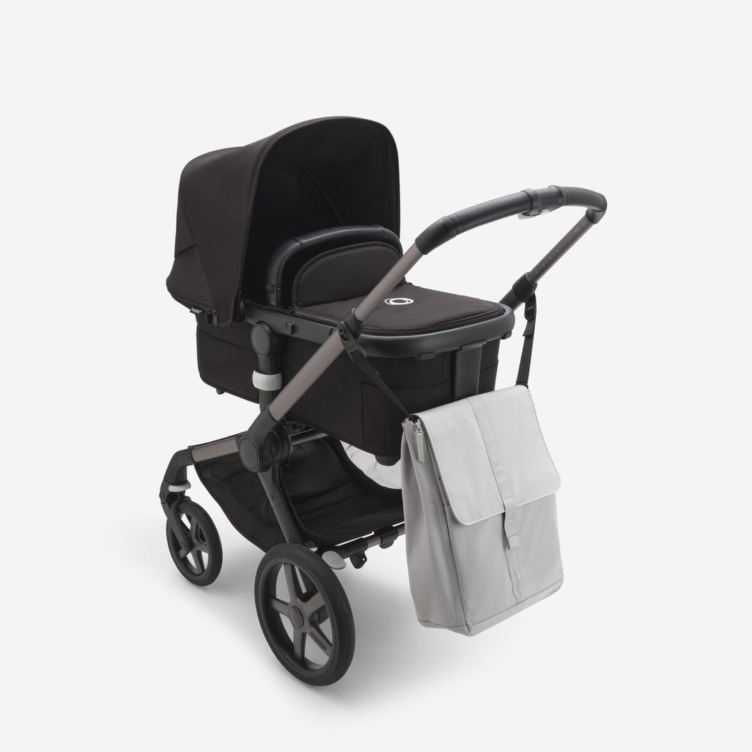 Bugaboo luierrugzak in Misty Grey, gemaakt van gerecyclede materialen met waterafstotende buitenkant en ruime opbergmogelijkheden.