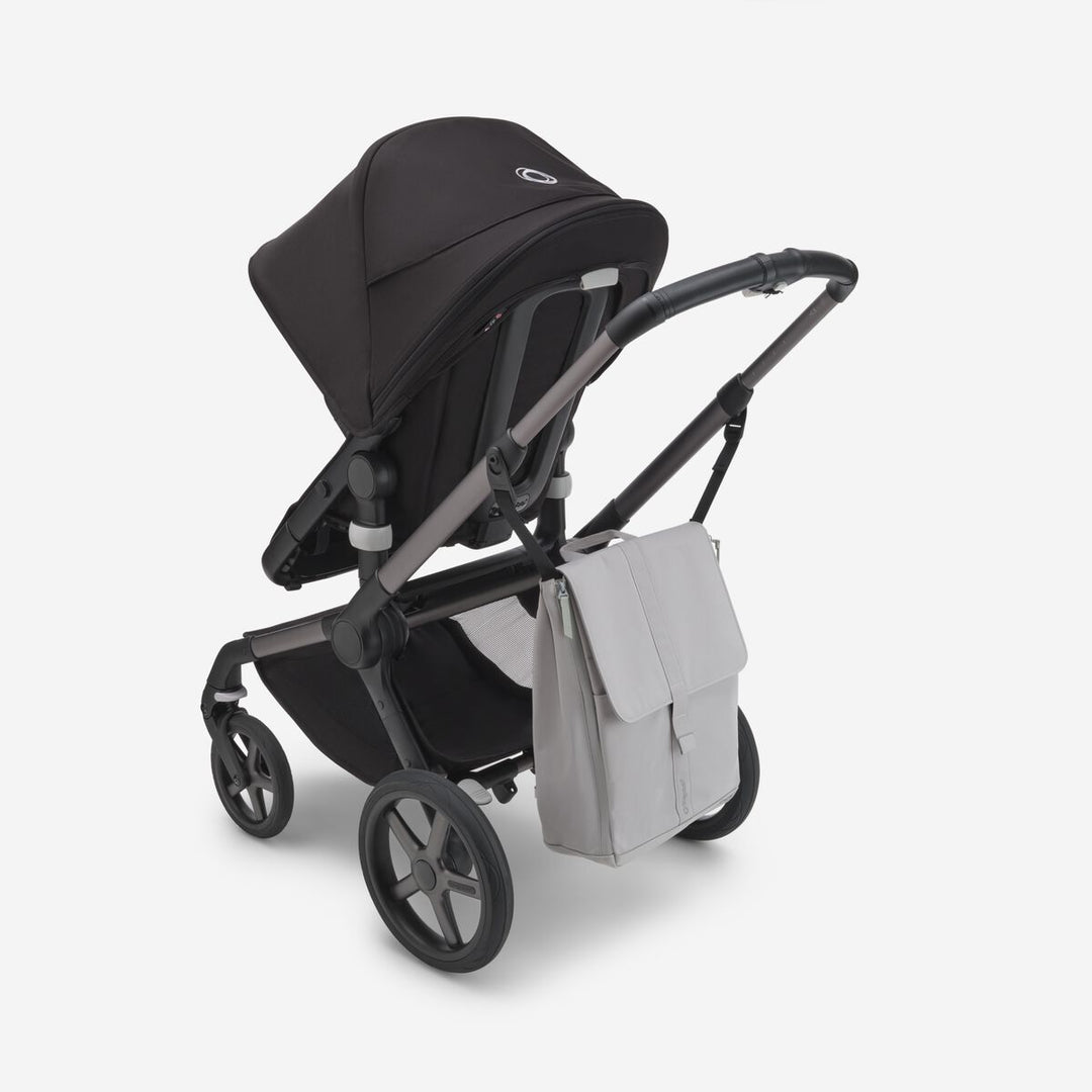 Bugaboo luierrugzak in Misty Grey, gemaakt van gerecyclede materialen met waterafstotende buitenkant en ruime opbergmogelijkheden.