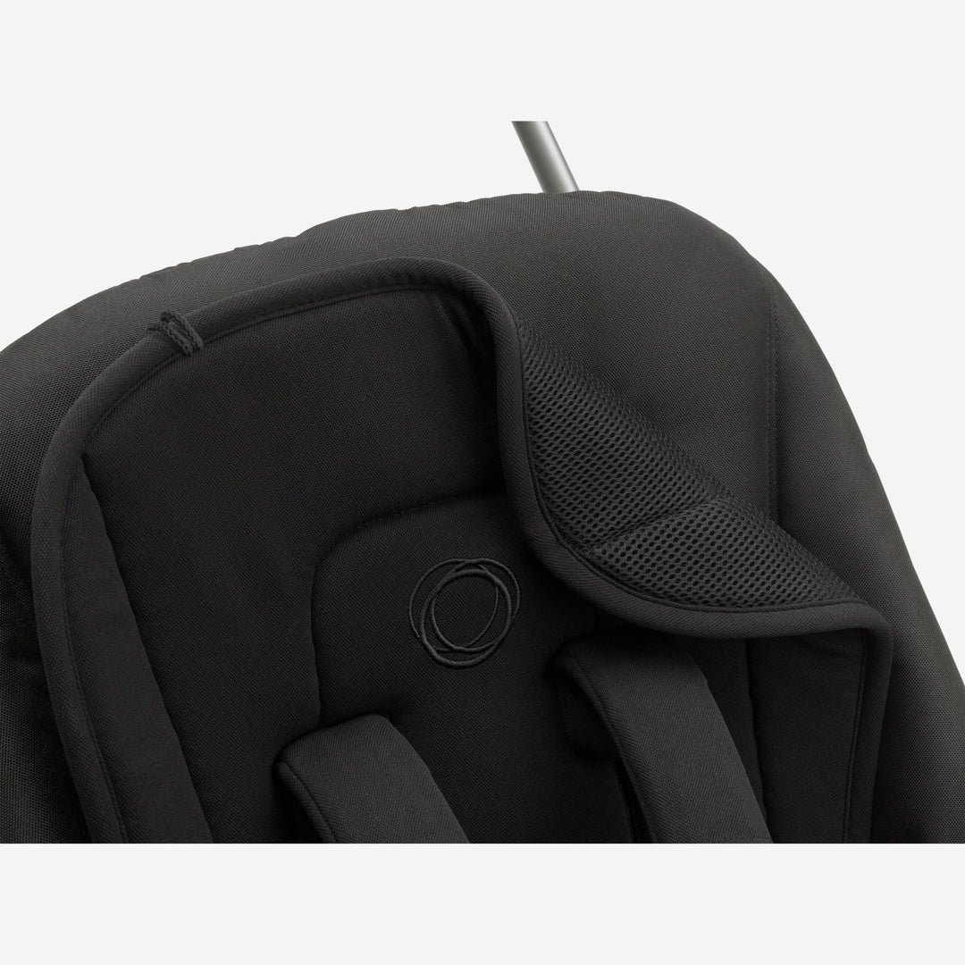 Bugaboo Dual Comfort Seat Liner in Midnight Black, omkeerbaar met ademend 3D gaas en Cooldry® comfortkant voor temperatuurregulatie.
