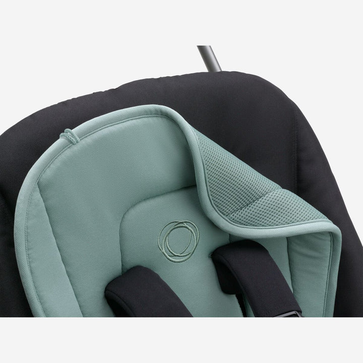 Bugaboo Dual Comfort Seat Liner in Pine Green, omkeerbaar met ademend 3D gaas en Cooldry® comfortkant voor temperatuurregulatie.