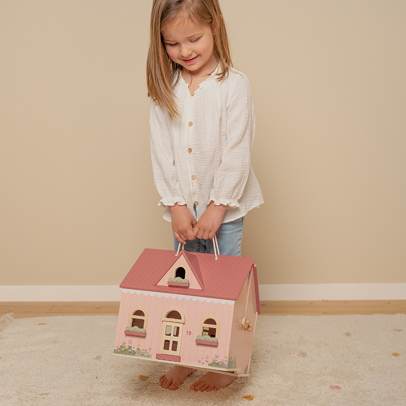 Little Dutch draagbaar houten poppenhuis in roze, compleet met meubels en handvat voor eenvoudig vervoer.