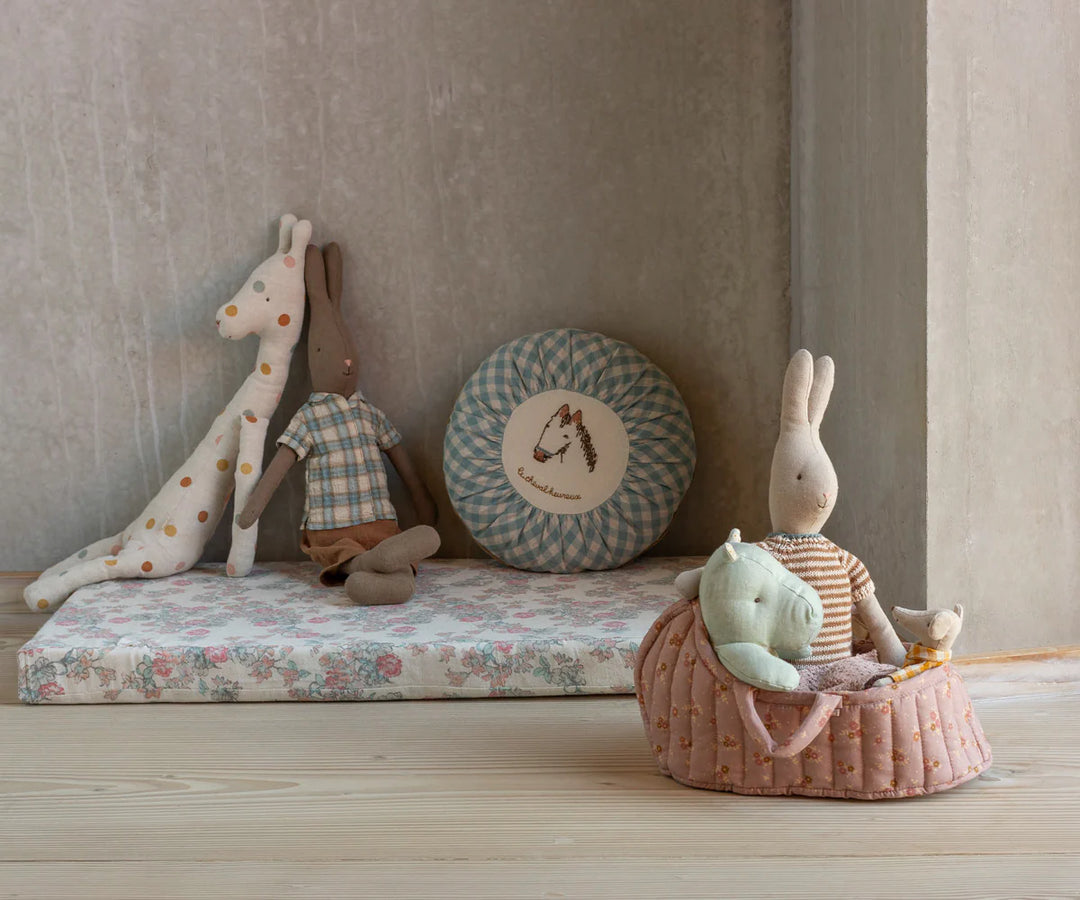 Maileg miniatuur draagmand muis in rose met dekentje en kussen