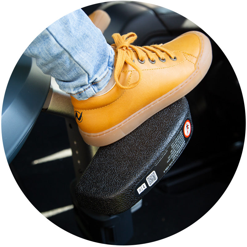 Swandoo Marie Black voetensteun, compatibel met Marie-serie autostoelen, verbetert comfort en veiligheid voor kinderen tijdens reizen.