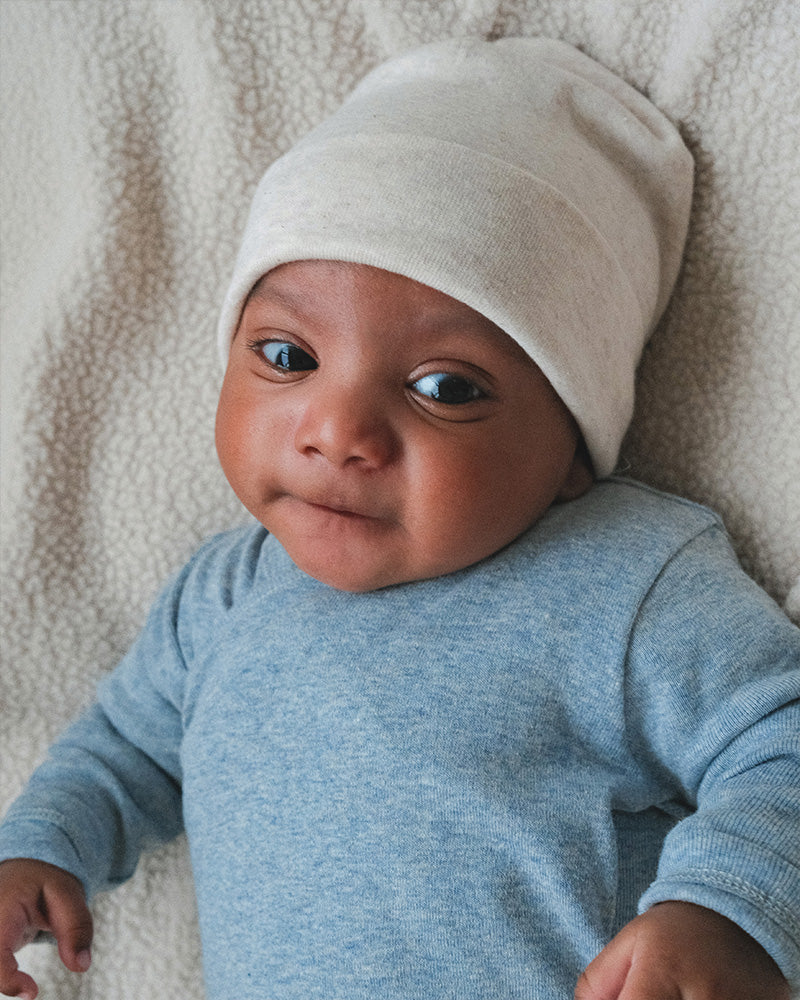 Babymuts Lodger Beanie Melange in Birch – zacht biologisch katoen