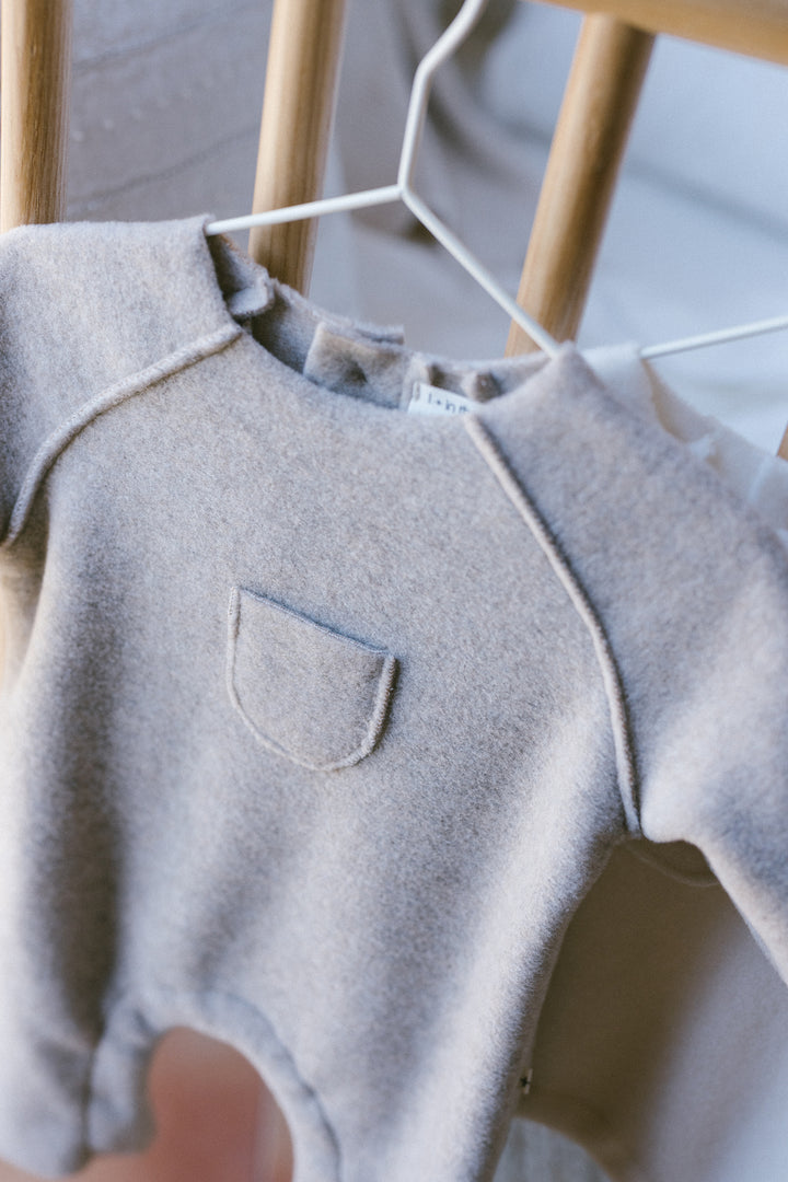 1+ In The Family - Kruippakje Dijon Beige