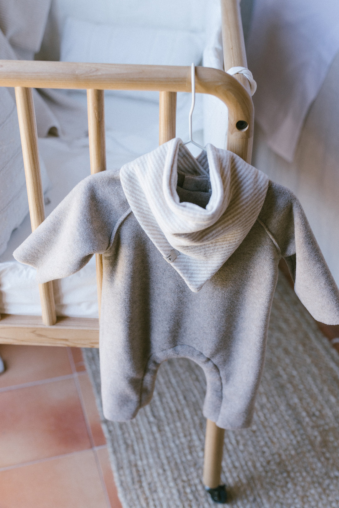 1+ In The Family - Kruippakje Dijon Beige