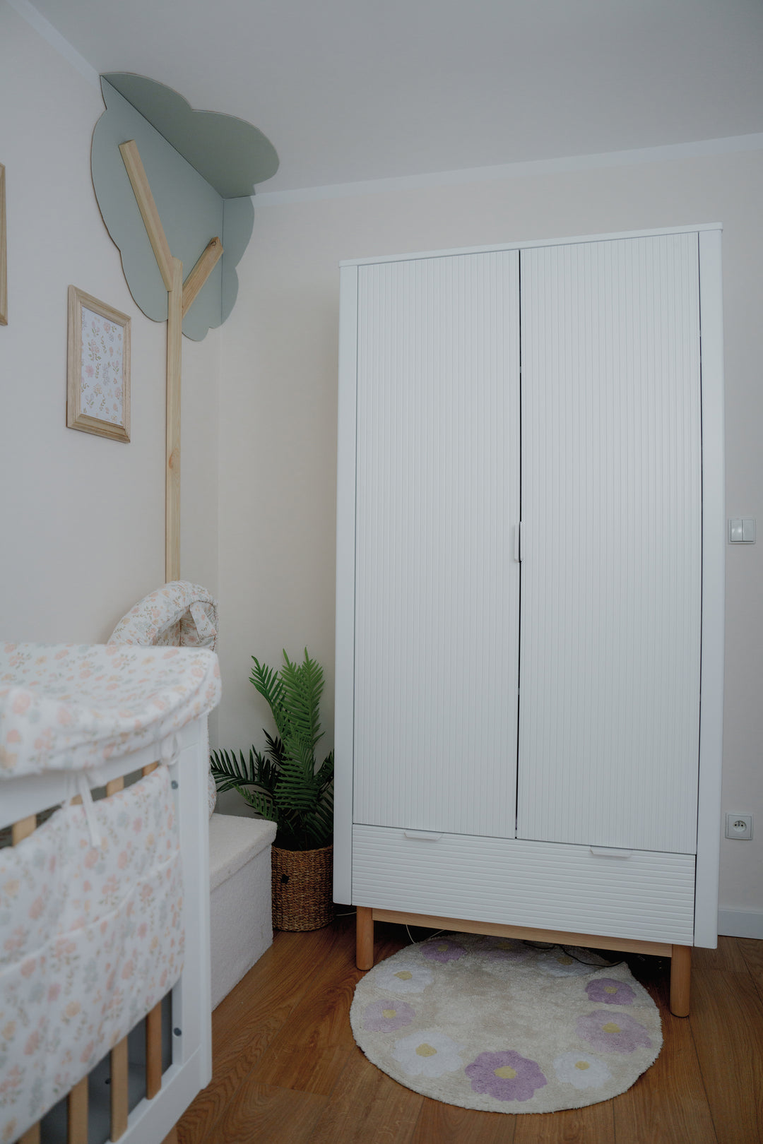 Witte Pinio Miloo kledingkast met 2 deuren, lade en houten poten
