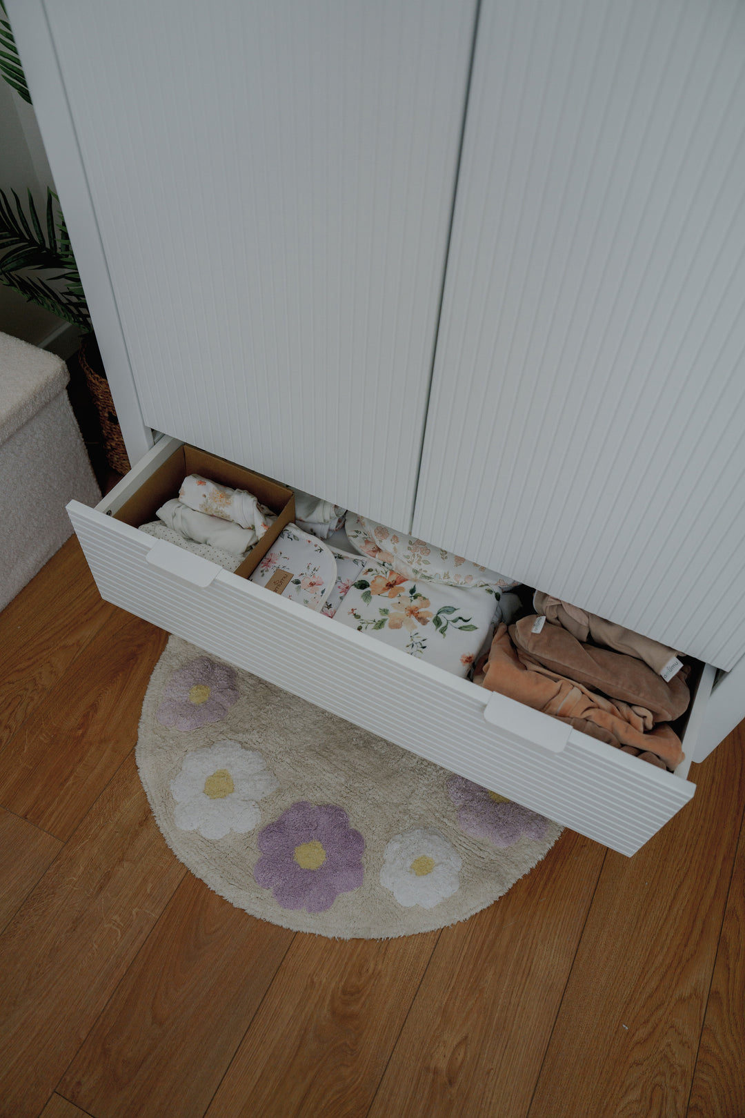 Witte Pinio Miloo kledingkast met 2 deuren, lade en houten poten