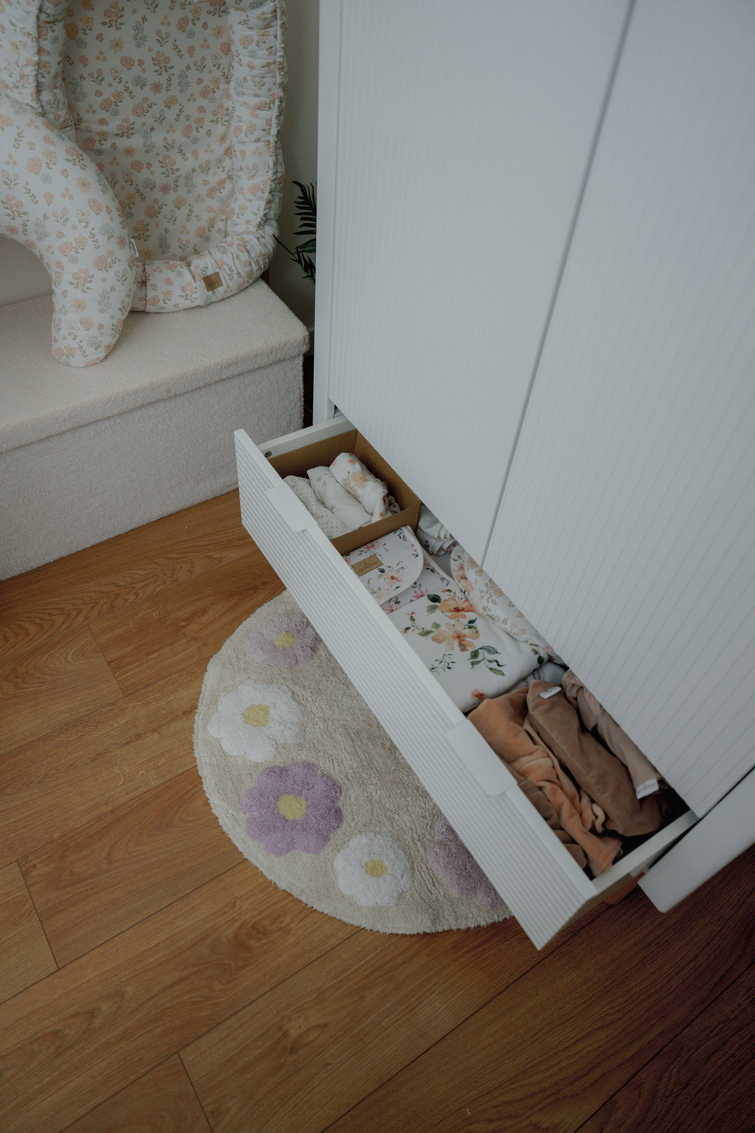 Witte Pinio Miloo kledingkast met 2 deuren, lade en houten poten