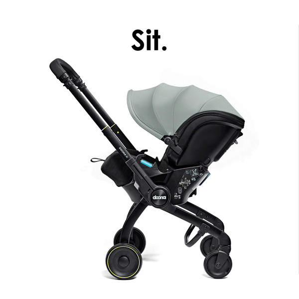 Doona X autostoel in Dusty Sage, omgevormd tot kinderwagen met verstelbare hoofdsteun en faux-leather handgreep.