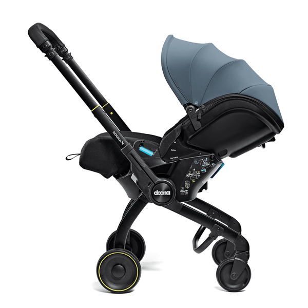Doona X autostoel in Ocean Blue, omgevormd tot kinderwagen met verstelbare hoofdsteun en faux-leather handgreep.