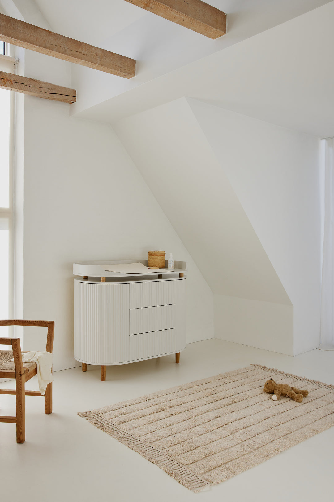 Opzetstuk voor Commode Kai in white oak met naadloze bevestiging