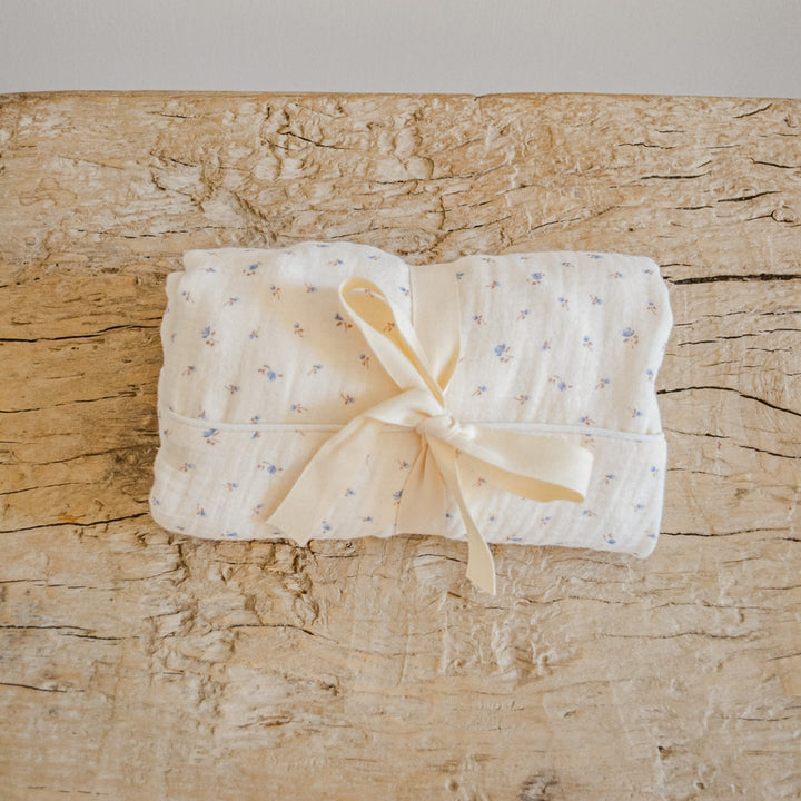 Coco & Pine waskussenhoes Ellis in ecru met paarse bloemenprint, 50x70 cm katoen