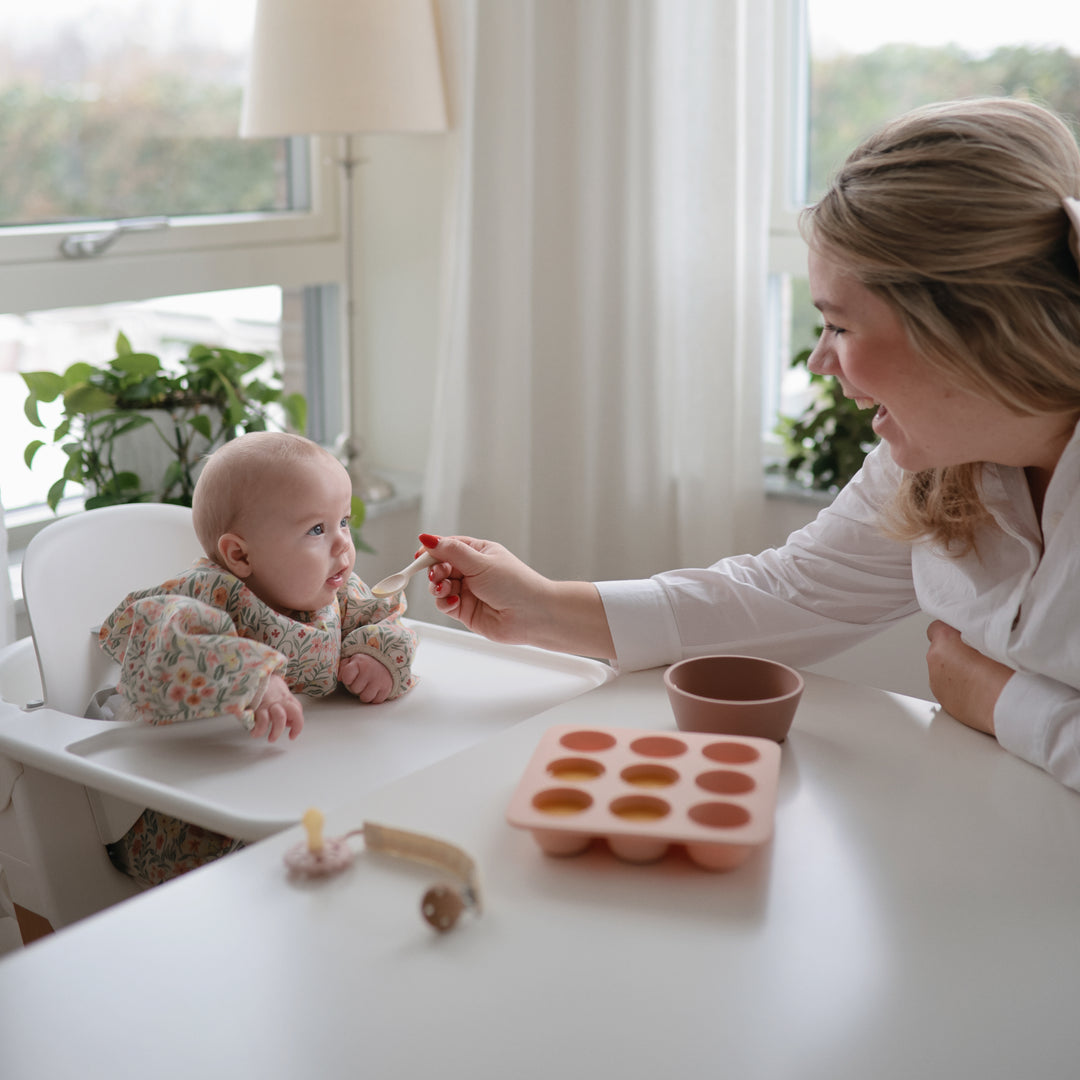 Mushie Diepvriesbakje Freezer Tray in Blush met 9 cups.