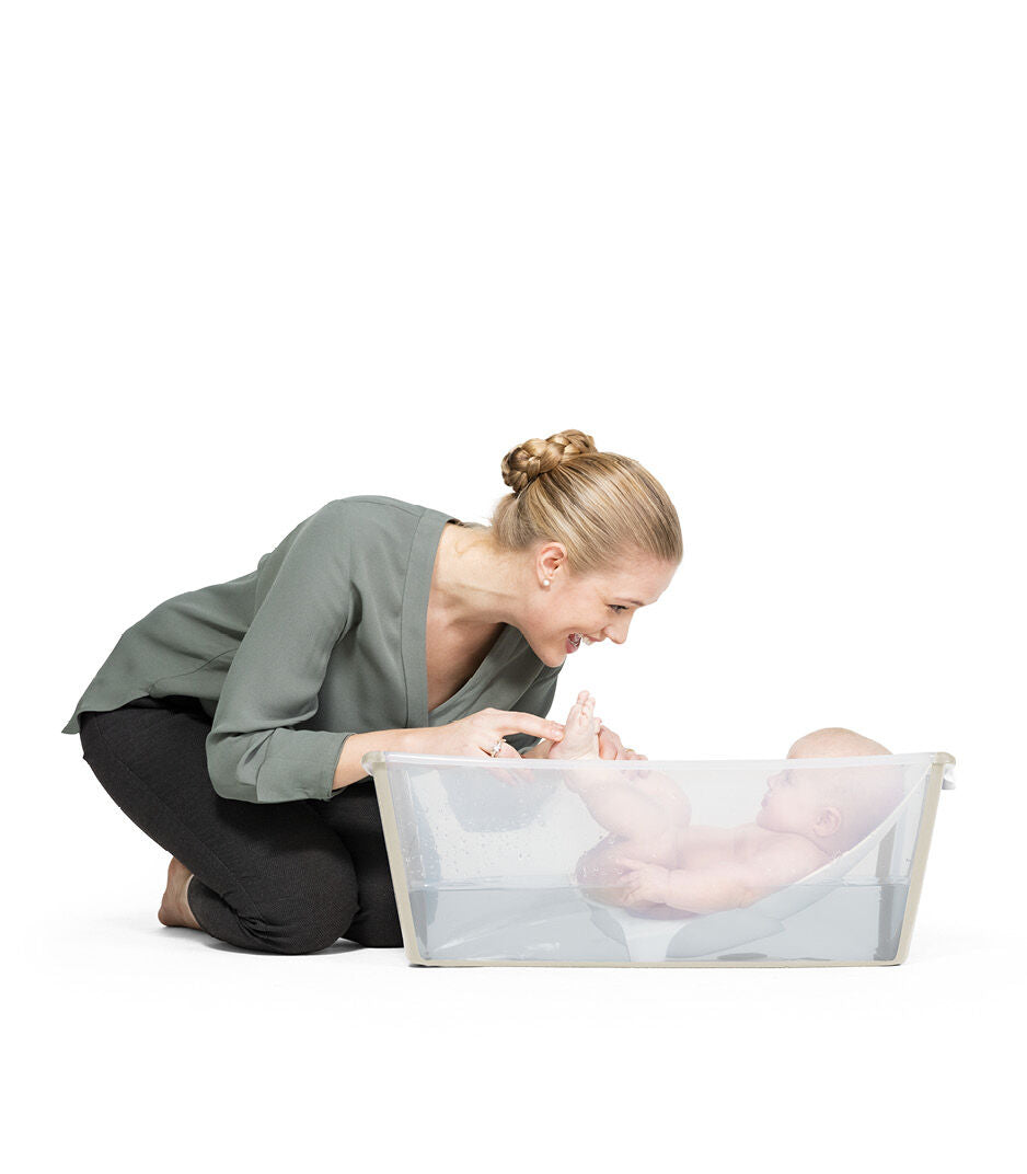 Stokke® Flexi Bath® in Transparent Sandy Beige, opvouwbaar babybadje met anti-slip bodem en warmtegevoelige badstop