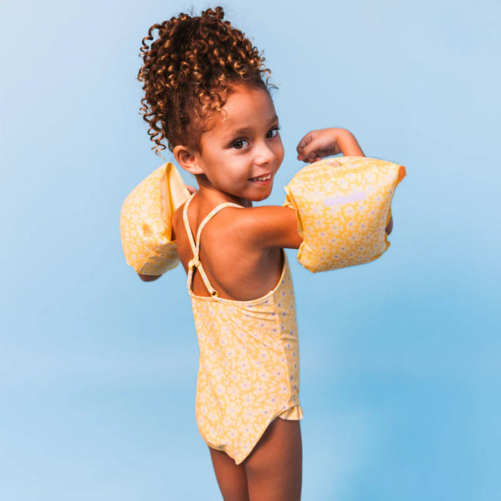 Swim Essentials zwembandjes Flowers Yellow voor kindjes van 0-2 jaar, veilig en stijlvol