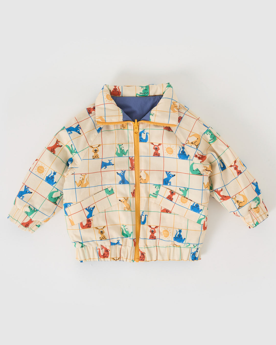 Kind draagt omkeerbare blauwe pufferjas met kangoeroeprint van Goldie + Ace