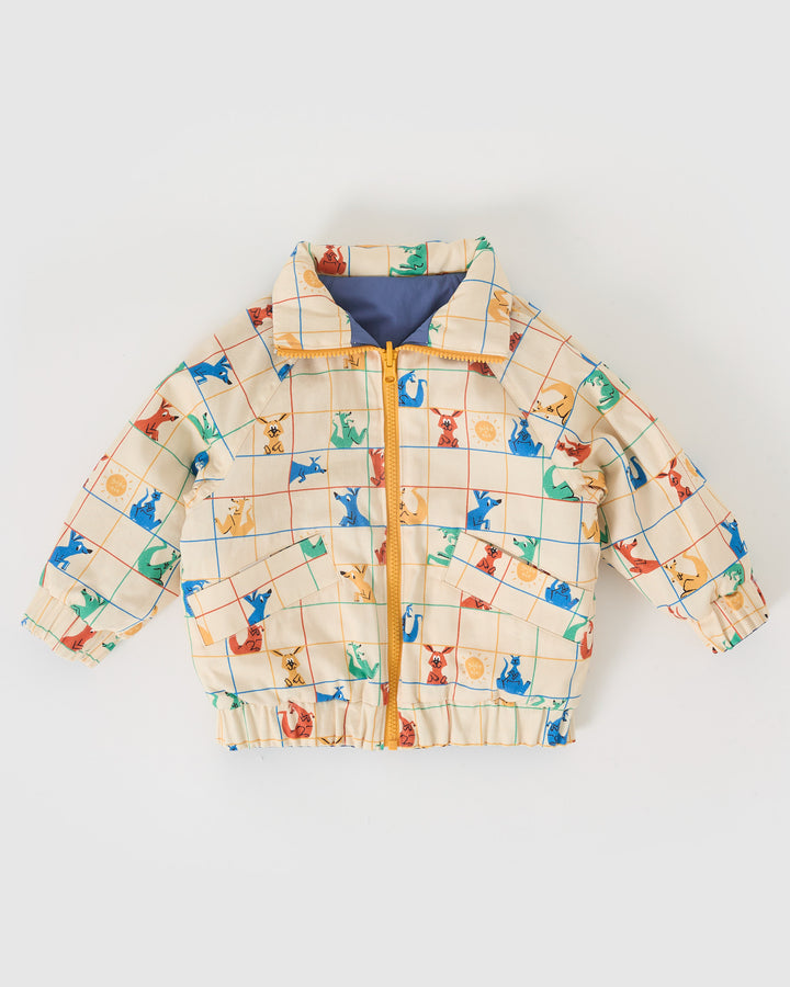 Kind draagt omkeerbare blauwe pufferjas met kangoeroeprint van Goldie + Ace