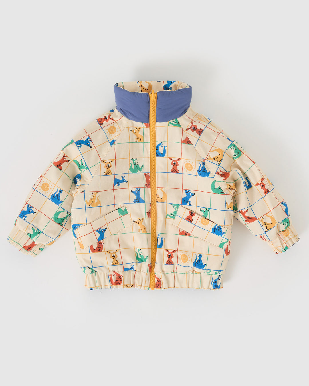 Kind draagt omkeerbare blauwe pufferjas met kangoeroeprint van Goldie + Ace