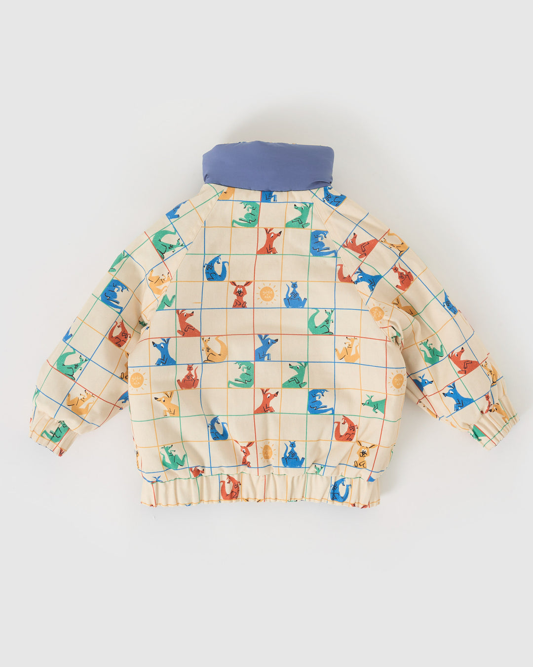 Kind draagt omkeerbare blauwe pufferjas met kangoeroeprint van Goldie + Ace