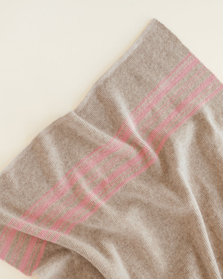 Hvid Gilbert deken in Sand/Bubblegum met strepen, 70 x 95 cm
