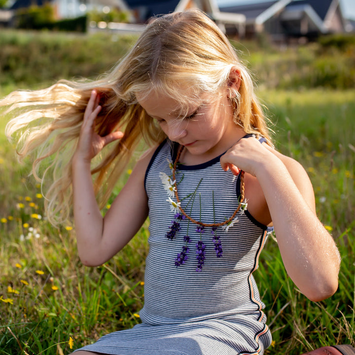 Kikkerland Maak Je Eigen Bloemenketting Huckleberry knutselset met materialen van leer en koper