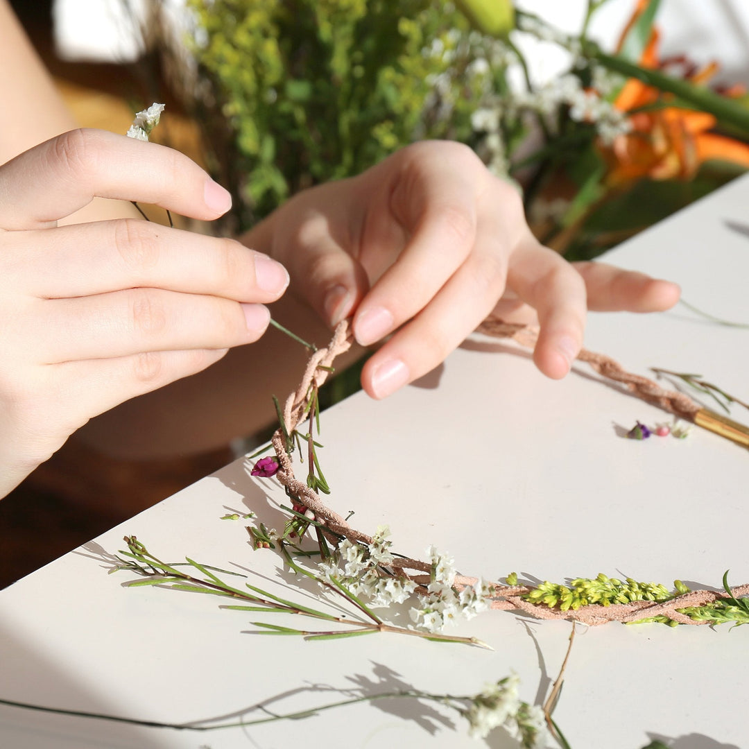 Kikkerland Maak Je Eigen Bloemenketting Huckleberry knutselset met materialen van leer en koper